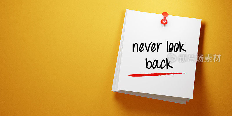 白色Sticky Note with Never Look Back Message And Red Push Pin On Yellow Background